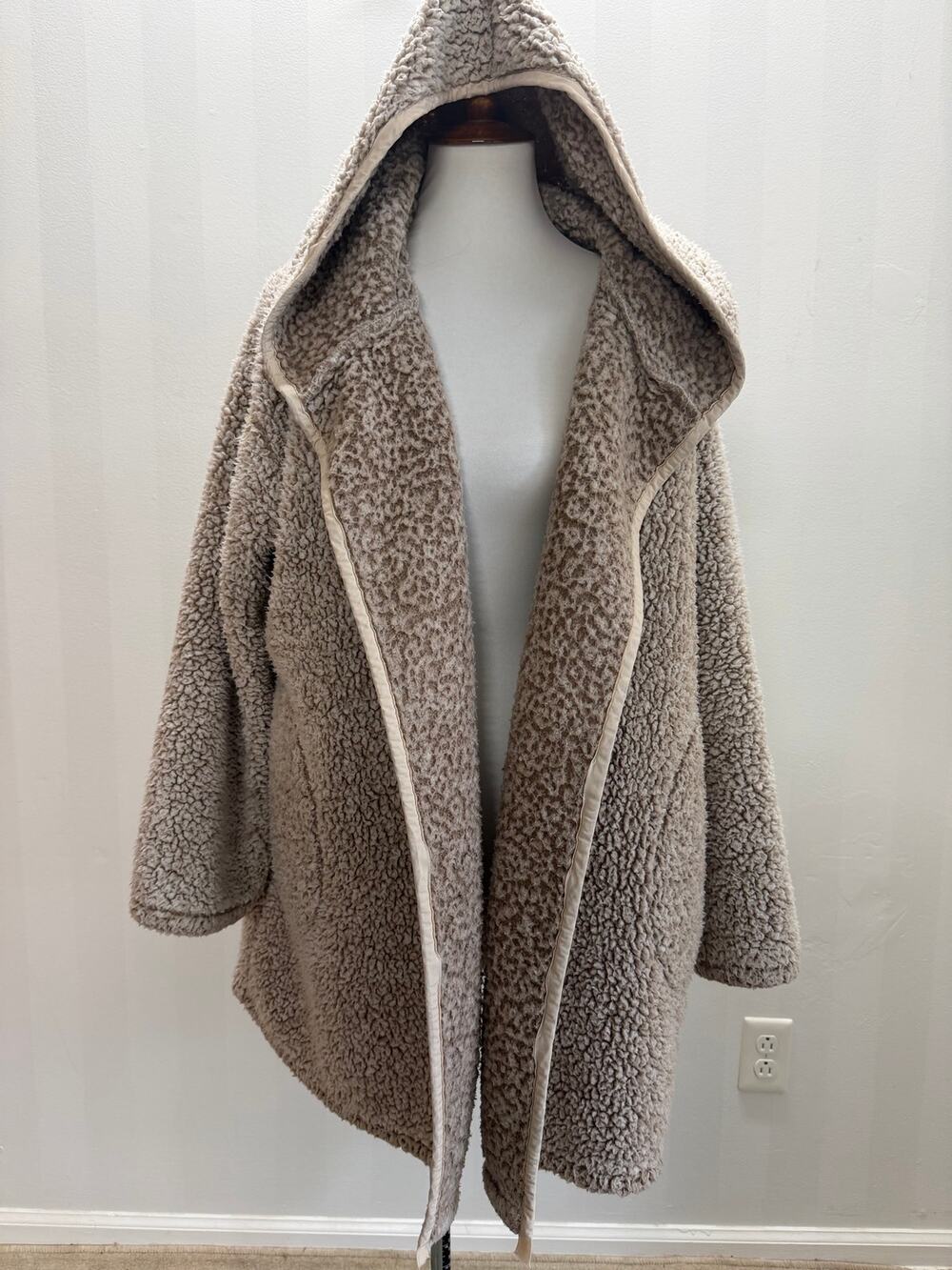 Urban Outfitters Oversized Sherpa Hooded Cardigan Open Front Cozy Taupe Sz M/L